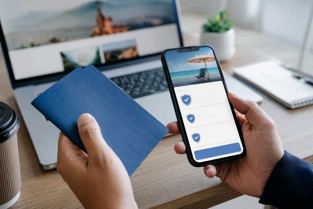 Leuchtend indigofarbener Schutzschild über einem Smartphone mit digitalem Versicherungszertifikat, daneben ein Pass und eine Kartenroute in die Ukraine